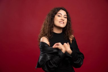 Siyah elbiseli ve makyajlı gülümseyen kadın. Yüksek kalite fotoğraf