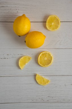 Ahşap arka planda taze limonlar