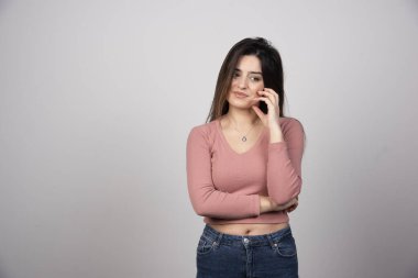 Güzel, neşeli bir bayanın elinle yanağa dokunduğu bir fotoğraf. Yüksek kalite fotoğraf