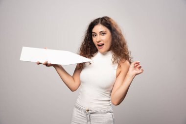 Elinde boş boş beyaz konuşma posteri tutan genç bir kadın. Yüksek kalite fotoğraf