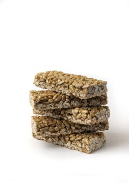 Beyaz arkaplanda izole edilmiş tahıl çubukları