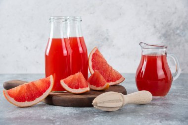 Meyveli greyfurt suyu dolu cam sürahiler. Yüksek kalite fotoğraf