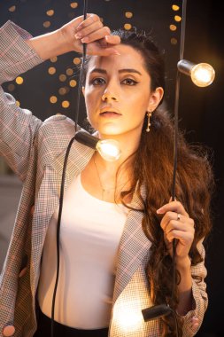 Genç çekici kız kameraya keskin bir bakış atıyor. Yüksek kalite fotoğraf