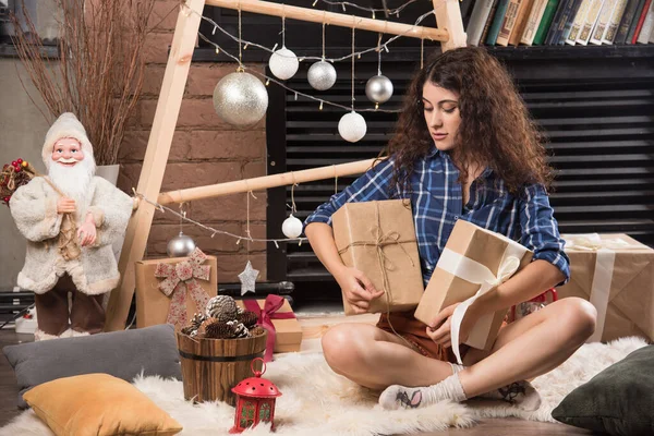 Молода Жінка Сидить Пухнастому Килимі Коробками Різдвяних Подарунків Високоякісна Фотографія — стокове фото