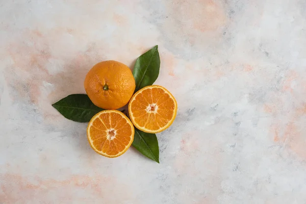 Hele Half Gesneden Clementine Mandarijnen Kleurrijke Achtergrond Hoge Kwaliteit Foto — Stockfoto