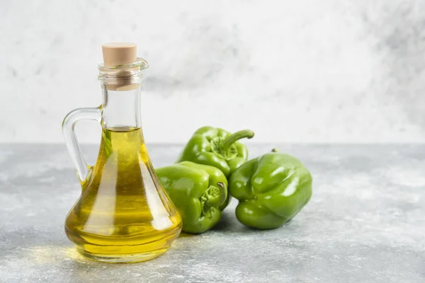 Chiles Verdes Con Una Botella Aceite Oliva Virgen Extra Sobre —  Fotos de Stock