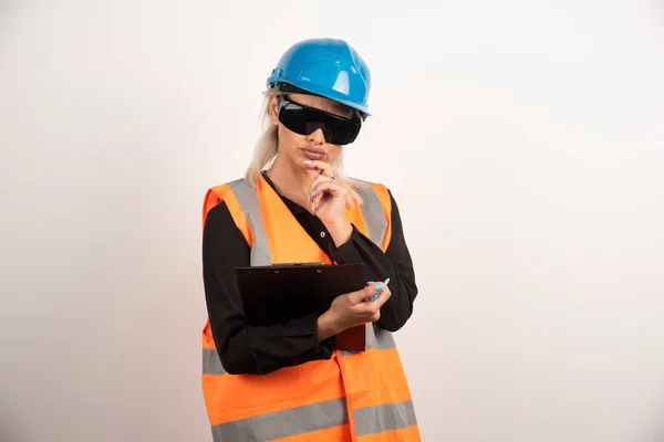 Ingenieurin Mit Brille Blickt Auf Klemmbrett Auf Weißem Hintergrund Hochwertiges — Stockfoto