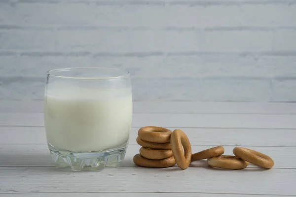 Melk Glas Witte Chocolade Een Houten Ondergrond — Stockfoto