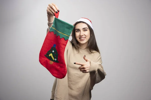 Jeune Fille Pointant Vers Une Chaussette Noël Photo Haute Qualité — Photo