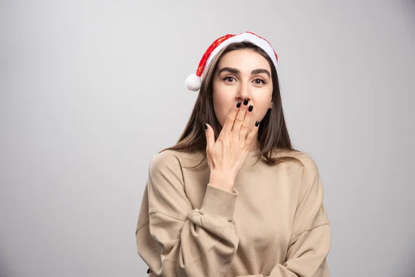 Jeune Femme Dans Chapeau Père Noël Couvrant Bouche Posant — Photo