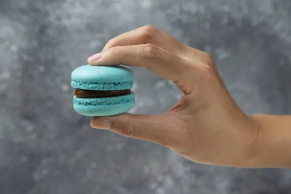 Frau Hand Hält Blauen Leckeren Macaron Auf Marmor Hintergrund Hochwertiges — Stockfoto