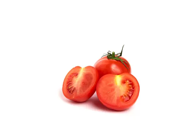 Tomate Vermelho Suculento Fresco Com Corte Meio Isolado Fundo Branco — Fotografia de Stock