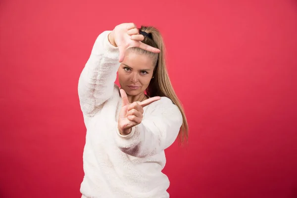 Uma Jovem Mulher Usando Suéter Mostrando Algo Pequeno Tamanho Com — Fotografia de Stock