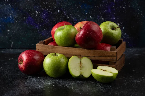 Wooden Box Ripe Organic Apples Black Background High Quality Photo — Stock Photo, Image