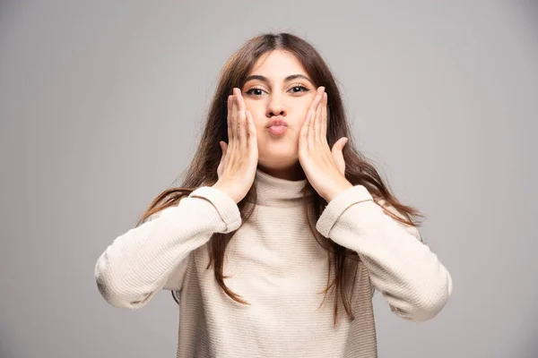 Foto Der Schönen Frau Berührt Schläfen Wangen Mit Handflächen Hochwertiges — Stockfoto