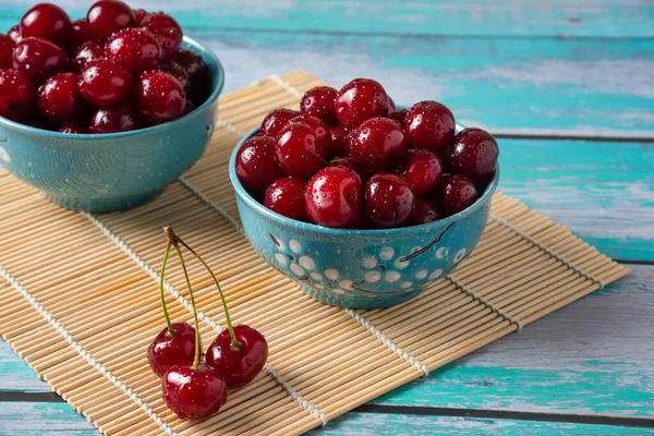 Rote Kirschen Einer Schüssel Auf Einem Holztisch — Stockfoto