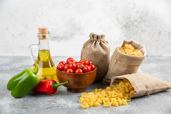 Pasta Rustieke Zakken Geserveerd Met Kerstomaten Pepers Olijfolie Hoge Kwaliteit — Stockfoto