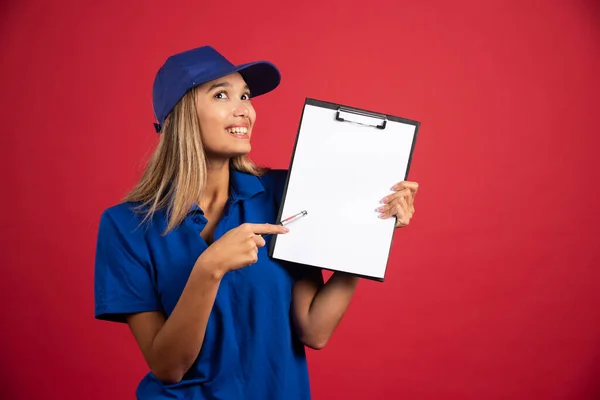 Junge Frau Blauer Uniform Zeigt Mit Bleistift Auf Klemmbrett Hochwertiges — Stockfoto