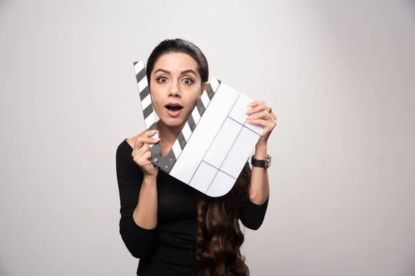Filmmaker Girl Holding Blank Clapper Board Looking High Quality Photo — Stock Photo, Image