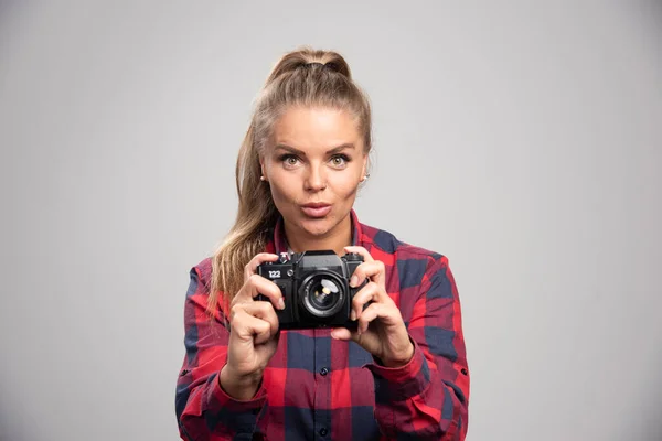 Blont Fotografi Incheckad Skjorta Tar Bilder Och Känns Positivt Högkvalitativt — Stockfoto