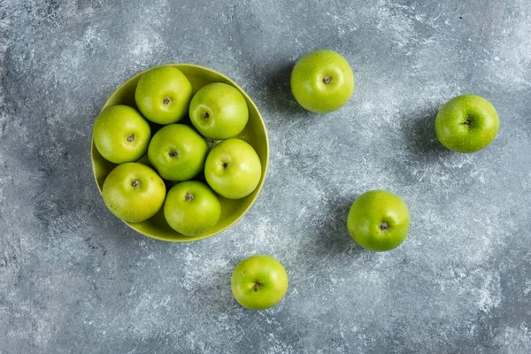 Maçãs Verdes Frescas Uma Chapa Verde Foto Alta Qualidade — Fotografia de Stock