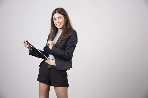 Uśmiechnięta Bizneswoman Pozująca Dokumentem Podkładce Wysokiej Jakości Zdjęcie — Zdjęcie stockowe