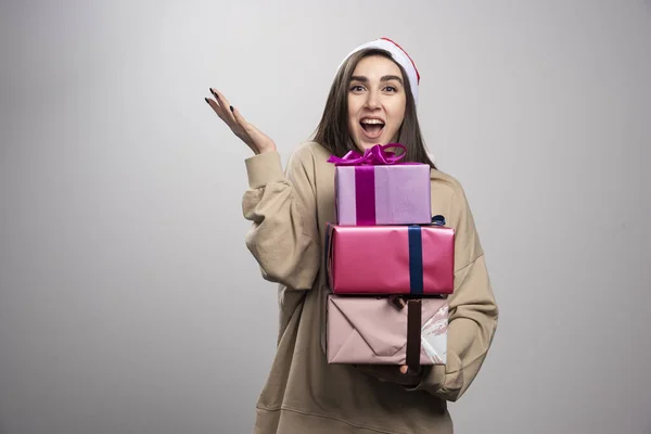 Jeune Femme Portant Trois Boîtes Cadeaux Noël Photo Haute Qualité — Photo