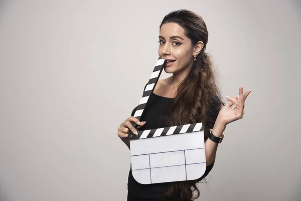 Uma Menina Cineasta Segurando Uma Tábua Palmas Branco Aberta Parecendo — Fotografia de Stock