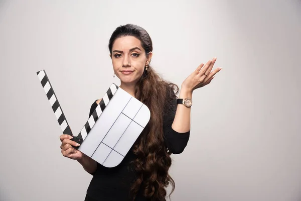 Μια Κινηματογραφίστρια Που Κρατάει Λευκό Πίνακα Και Δείχνει Ανικανοποίητη Υψηλής — Φωτογραφία Αρχείου