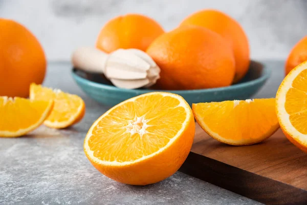Krájené Pomerančové Plody Celými Pomeranči Dřevěné Desce Kvalitní Fotografie — Stock fotografie