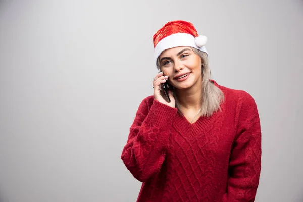 Kırmızı Kazaklı Sarışın Kadın Cep Telefonuyla Mutlu Bir Şekilde Konuşuyor — Stok fotoğraf