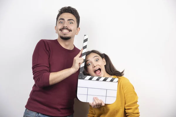 若い笑顔のカップルは 映画のテープを保持する 高品質の写真 — ストック写真