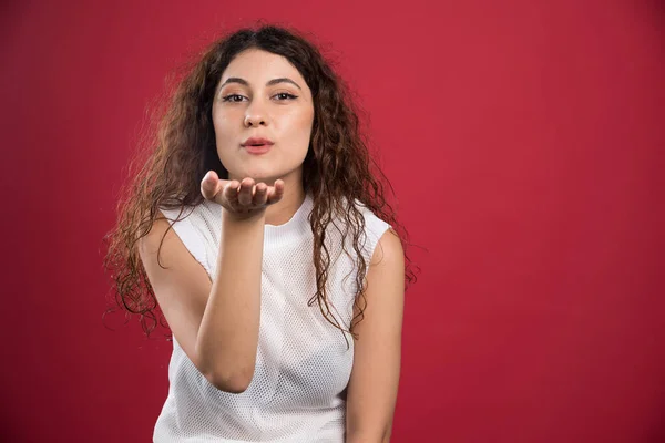 Lächelnde Frau Posiert Auf Rotem Hintergrund Hochwertiges Foto — Stockfoto