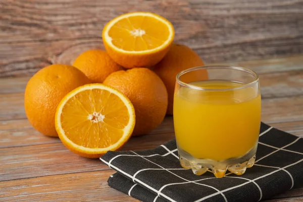 Апельсини Склянка Соку Чорному Кухонному Рушнику Високоякісна Фотографія — стокове фото