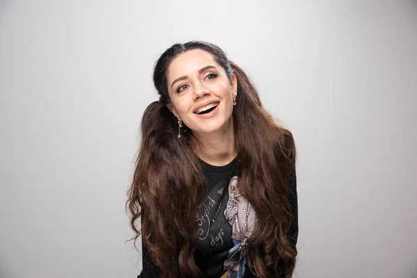 Menina Feliz Camisola Impressa Sorrindo Amplamente Foto Alta Qualidade — Fotografia de Stock