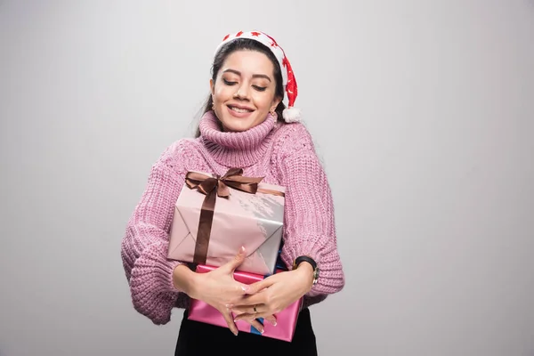 Jovencita Alegre Sosteniendo Sus Regalos Foto Alta Calidad — Foto de Stock