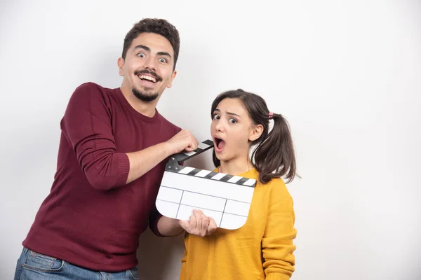 Pasangan Muda Yang Manis Berpose Dengan Rekaman Bioskop Foto Berkualitas — Stok Foto