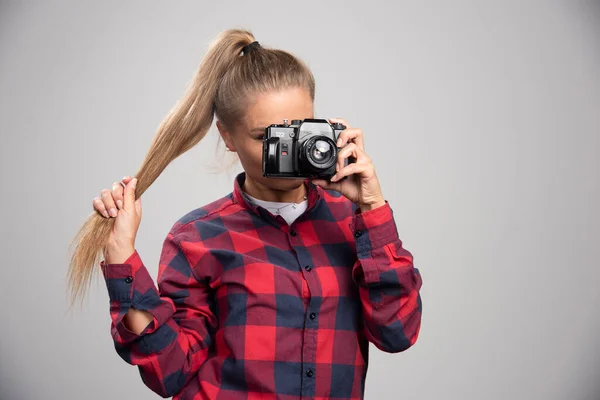 Blont Fotografi Incheckad Skjorta Hålla Hennes Hästsvans Och Bilder Högkvalitativt — Stockfoto