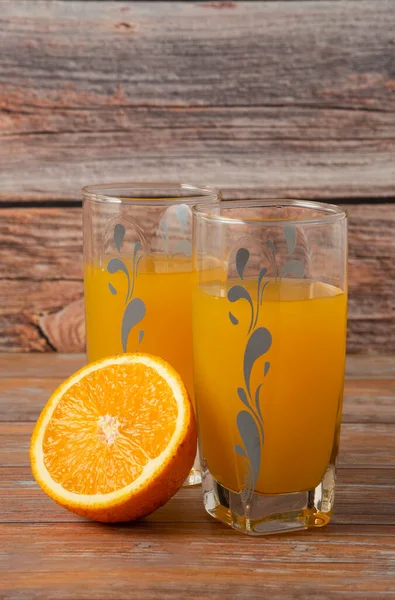 Склянка Апельсинового Соку Апельсином Скибочками Свіжих Апельсинів Дерев Яному Столі — стокове фото