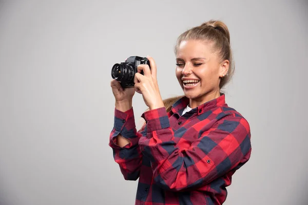 Blonde Photograph Checked Shirt Taking Photos Feels Positive High Quality — Stock Photo, Image