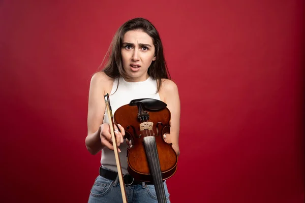 Young Beautiful Woman Holding Violin Red Background High Quality Photo — Stock Photo, Image