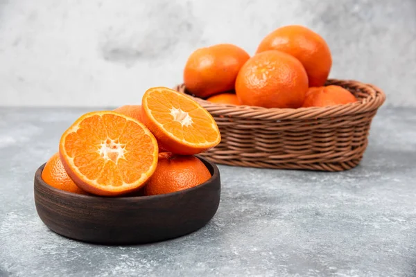 Dřevěná Mísa Plná Šťavnatého Pomerančového Ovoce Kamenném Pozadí Kvalitní Fotografie — Stock fotografie