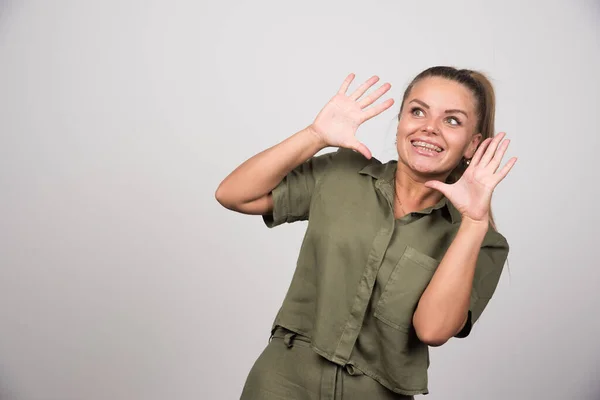 Hezká Žena Cítí Šťastná Šedém Pozadí Kvalitní Fotografie — Stock fotografie