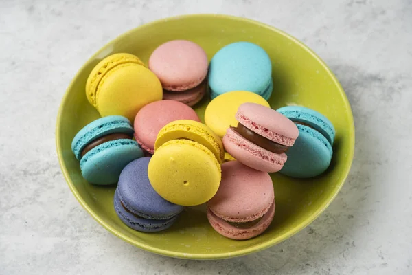 Bunte Leckere Macarons Auf Grünem Teller Und Weißem Tisch Hochwertiges — Stockfoto