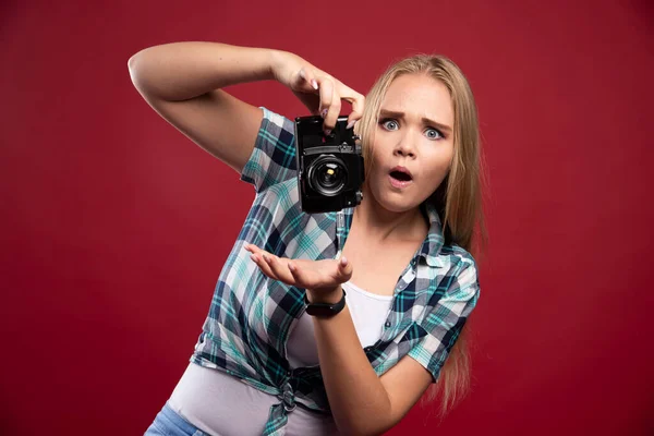 Young Blonde Photograph Holding Professional Camera Does Know How Use — Stock Photo, Image