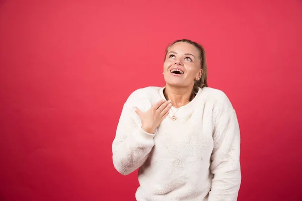 Kırmızı Bir Duvarda Duran Poz Veren Genç Bir Kadının Portresi — Stok fotoğraf