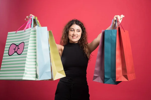 Gelukkig Vrouw Met Veel Van Tassen Rode Achtergrond — Stockfoto