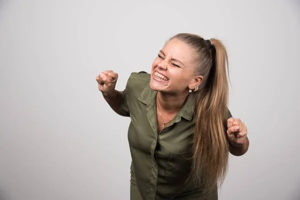 Mladá Žena Zeleném Cítí Šťastná Kvalitní Fotografie — Stock fotografie