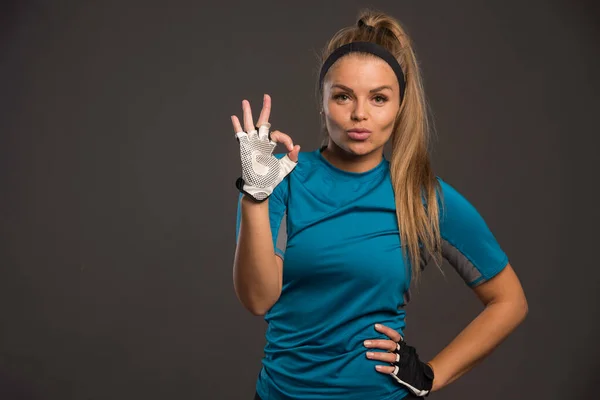 Jovem Mulher Esportiva Fazendo Bom Sinal Mão Após Treino Foto — Fotografia de Stock