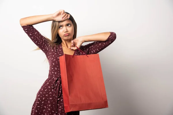 Jonge Vrouw Met Boodschappentas Witte Achtergrond Hoge Kwaliteit Foto — Stockfoto